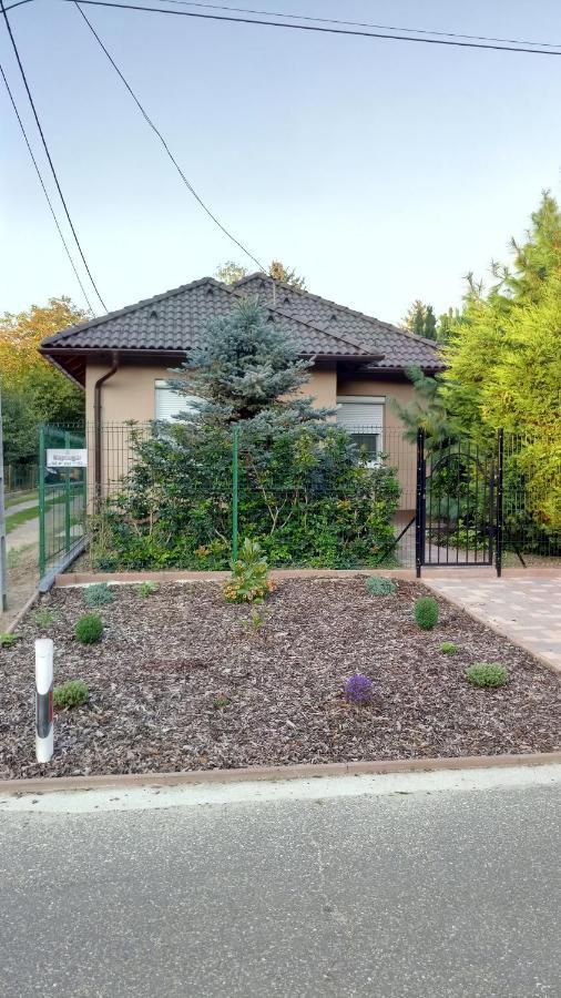 Golden Apartman Oroshaza Bagian luar foto